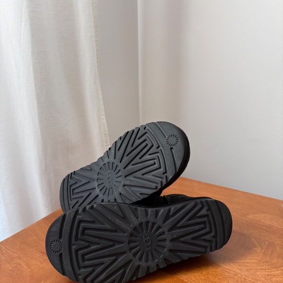 Black Womens Ugg Boots Mini Classic II Black Warm Authentic size 7 - Picture 3 of 5